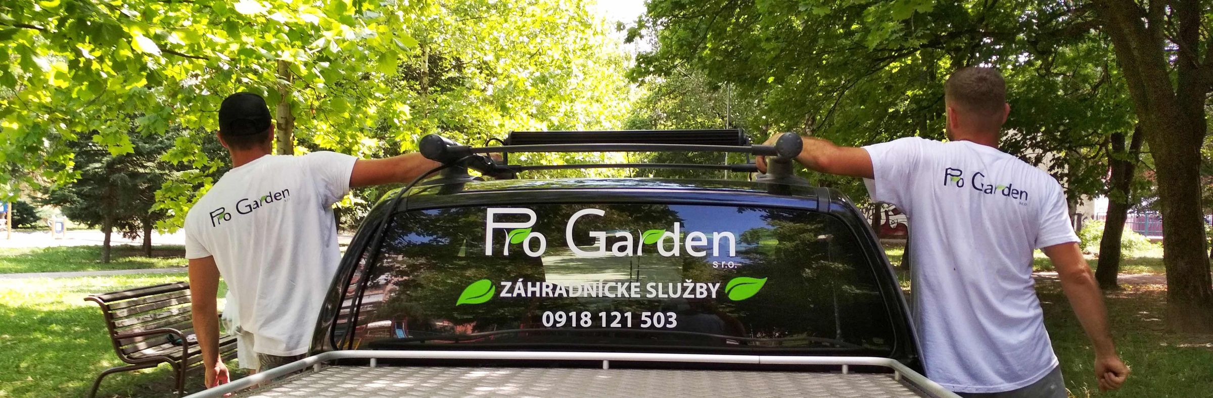 Tím ProGarden pri firemnom aute so značkou Pro Garden – záhradnícke služby